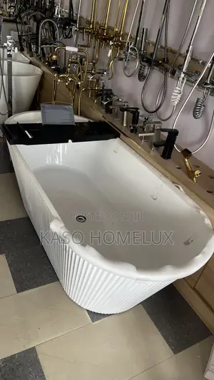 Freestanding White Bathtub