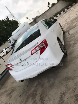 Toyota Camry SE V6 4dr Sedan (3.5L 6cyl 6A) 2012 White