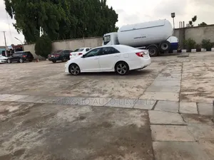 Toyota Camry SE V6 4dr Sedan (3.5L 6cyl 6A) 2012 White