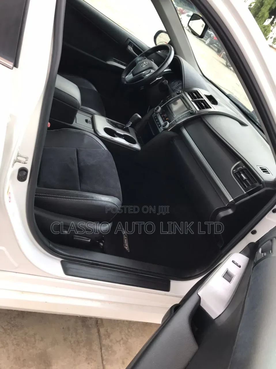 Toyota Camry SE V6 4dr Sedan (3.5L 6cyl 6A) 2012 White