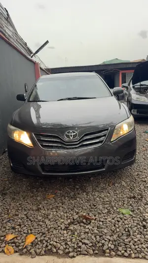 Toyota Camry LE 4dr Sedan (2.5L 4cyl 6A) 2011 Gray