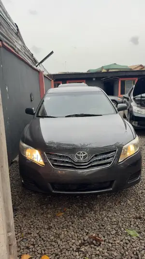 Toyota Camry LE 4dr Sedan (2.5L 4cyl 6A) 2011 Gray