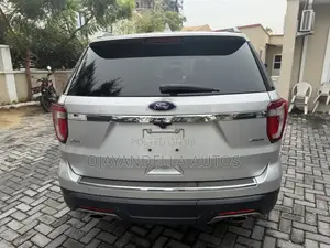 Ford Explorer XLT AWD 2018 Silver