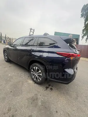Toyota Highlander XLE 2021 Blue