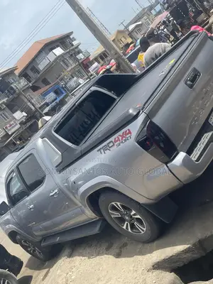 Manual Rolling Booth Cover With Spoiler for Toyota Tacoma :)(: