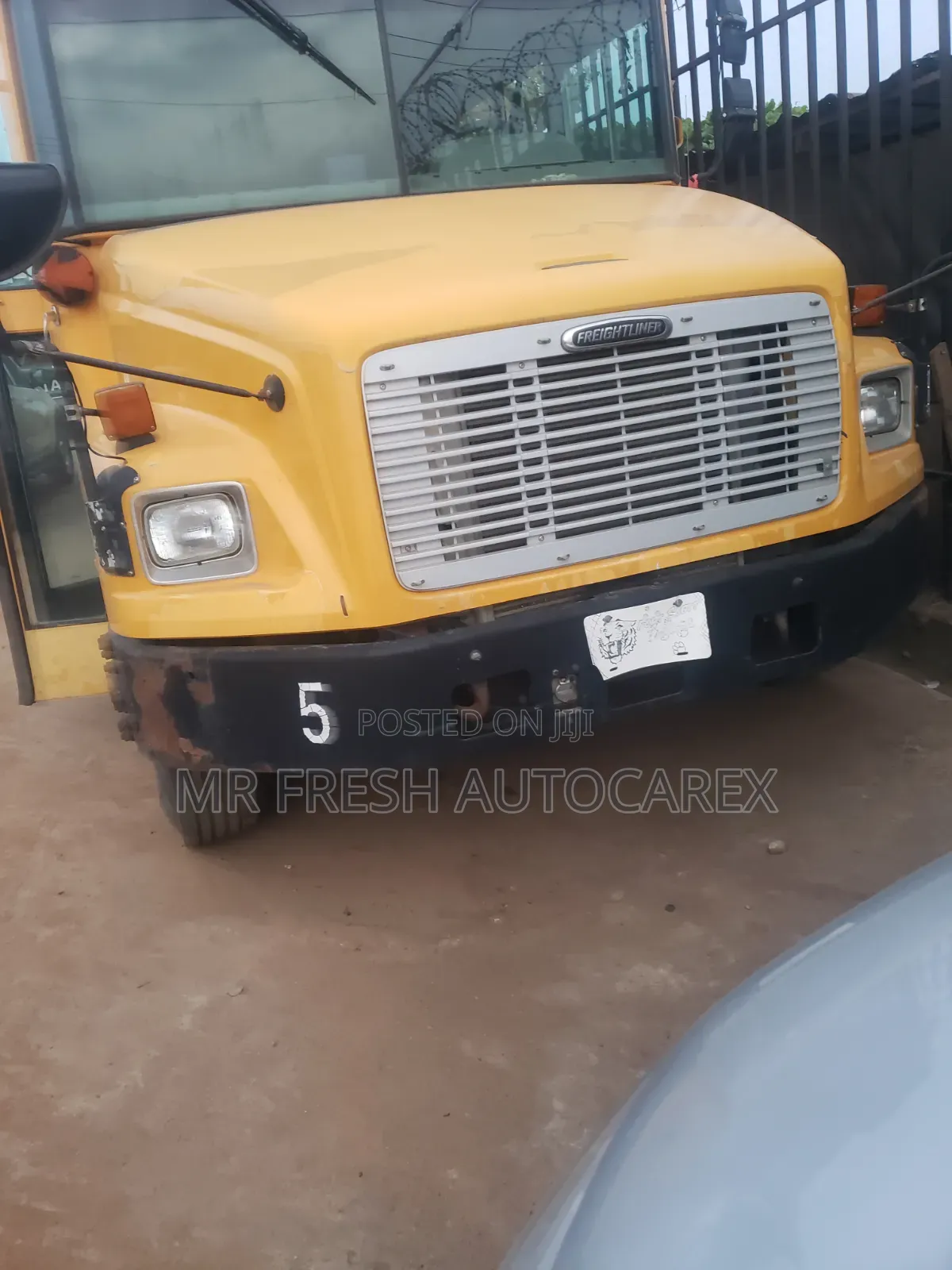 Freightliner M2 2000 Yellow