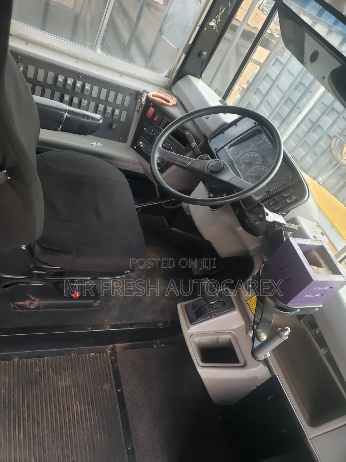 Freightliner M2 2000 Yellow