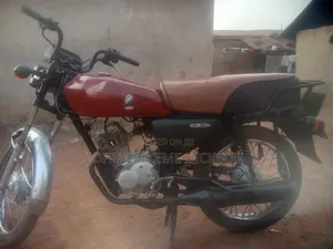 Honda CB 2015 Red
