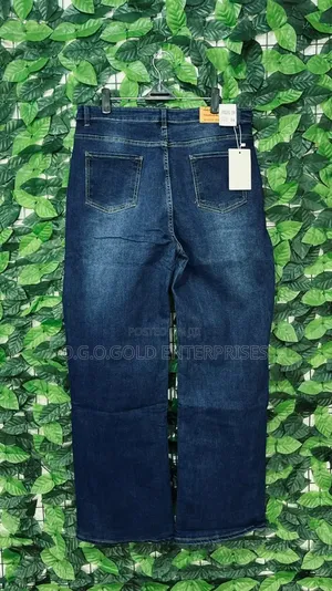 Relaxed Fit Wide-Leg Jeans