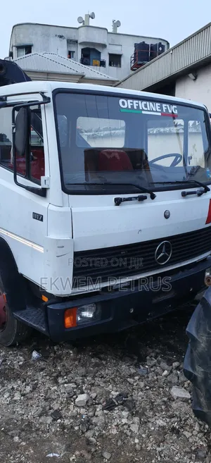 1117 European Used 2800kg Hiab 4x2 Tipper Truck