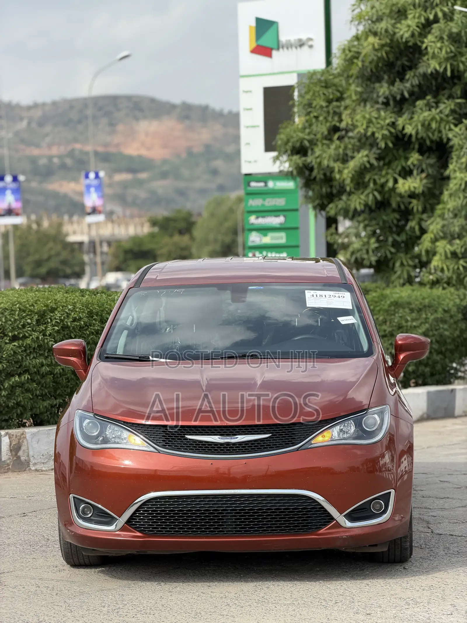 Chrysler Pacifica 2018 Orange
