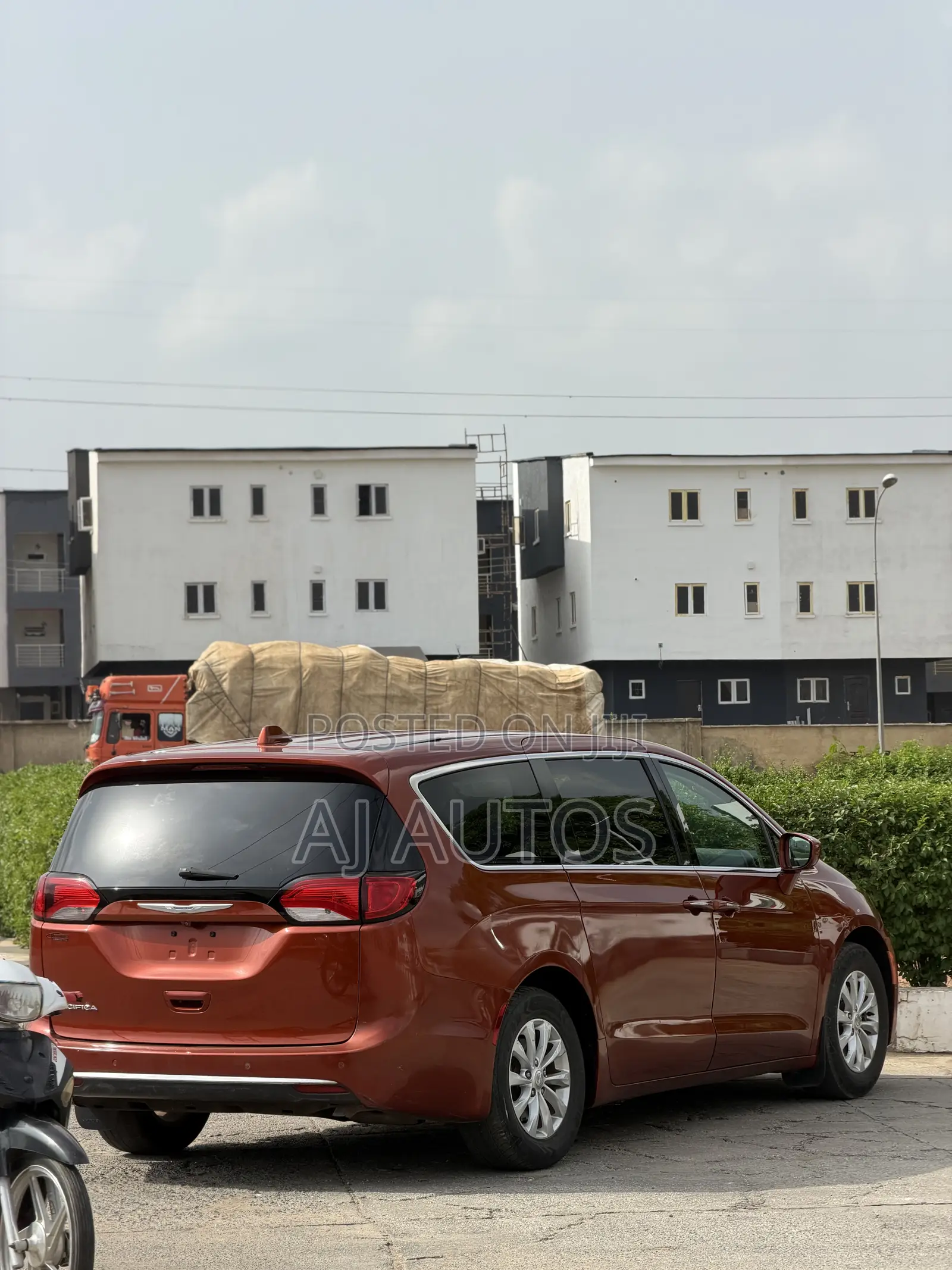 Chrysler Pacifica 2018 Orange