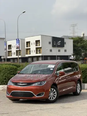 Chrysler Pacifica 2018 Orange