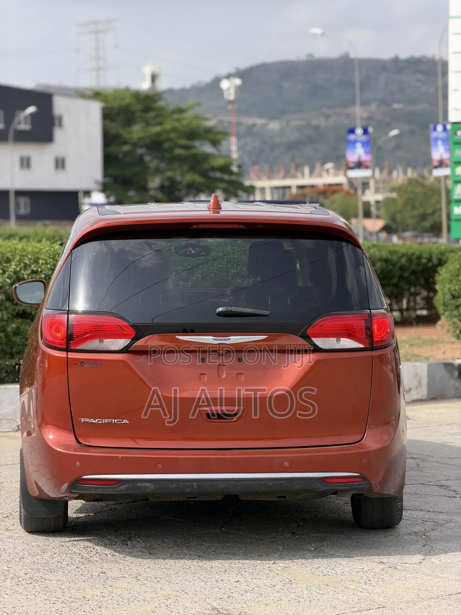 Chrysler Pacifica 2018 Orange