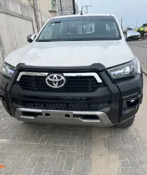 Toyota Hilux 2024 White