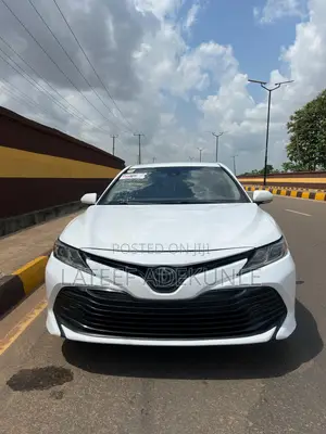Toyota Camry LE (2.5L 4cyl 8A) 2019 White