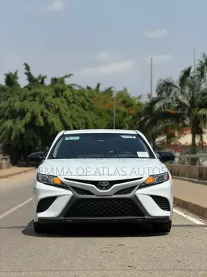 Toyota Camry SE FWD 2020 White