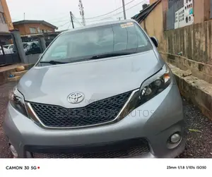 Toyota Sienna SE 8 Passenger 2012 Silver