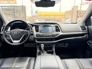 Toyota Highlander SE 4x2 V6 (3.5L 6cyl 8A) 2017 Black