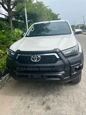 Toyota Hilux 2025 White