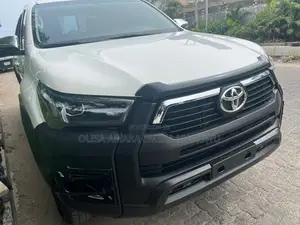 Toyota Hilux 2025 White