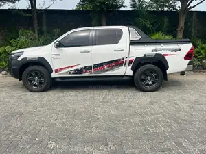 Toyota Hilux 2025 White