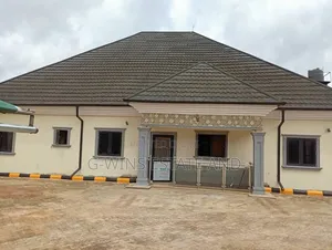 5bdrm Bungalow in Irhirhi Off Airport, Benin City for sale
