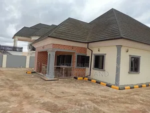 5bdrm Bungalow in Irhirhi Off Airport, Benin City for sale