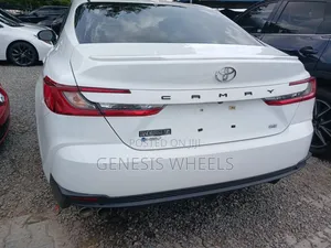Toyota Camry SE 2025 White