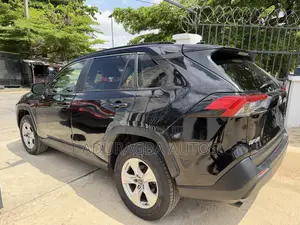Toyota RAV4 XLE FWD 2019 Black