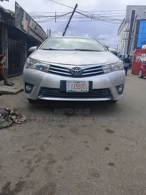 Toyota Corolla LE Plus 4dr Sedan (1.8L 4cyl CVT) 2015 Silver