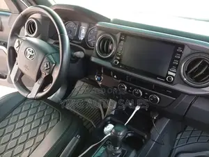 Toyota Tacoma 2024 Silver