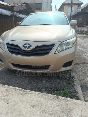 Toyota Camry LE 4dr Sedan (2.5L 4cyl 6AM) 2010 Gold