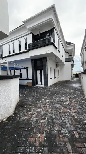 5bdrm Duplex in Chevron for rent