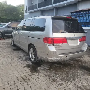 Honda Odyssey Touring 2010 Silver