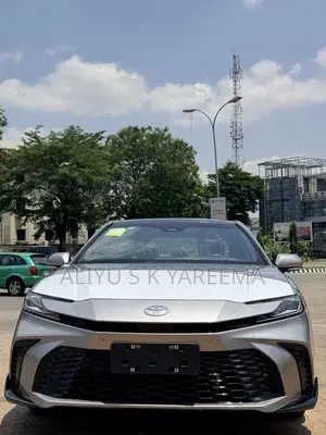 Toyota Camry SE 2025 Silver