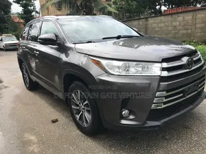 Toyota Highlander XLE 4x2 V6 (3.5L 6cyl 8A) 2017 Gray