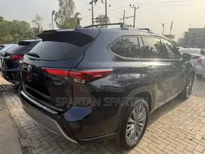 Toyota Highlander 2022 Blue