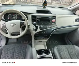 Toyota Sienna SE 8 Passenger 2012 Silver