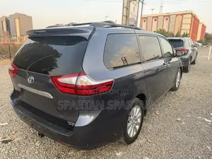 Toyota Sienna 2016 Blue
