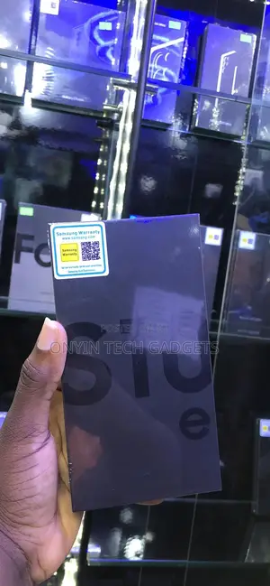 New Samsung Galaxy S10e 128 GB Black