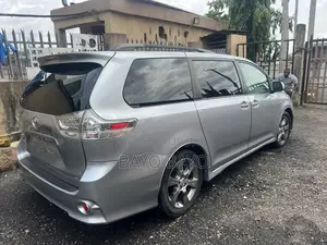 Toyota Sienna SE 8 Passenger 2012 Gray