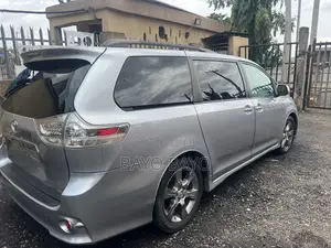 Toyota Sienna SE 8 Passenger 2012 Gray
