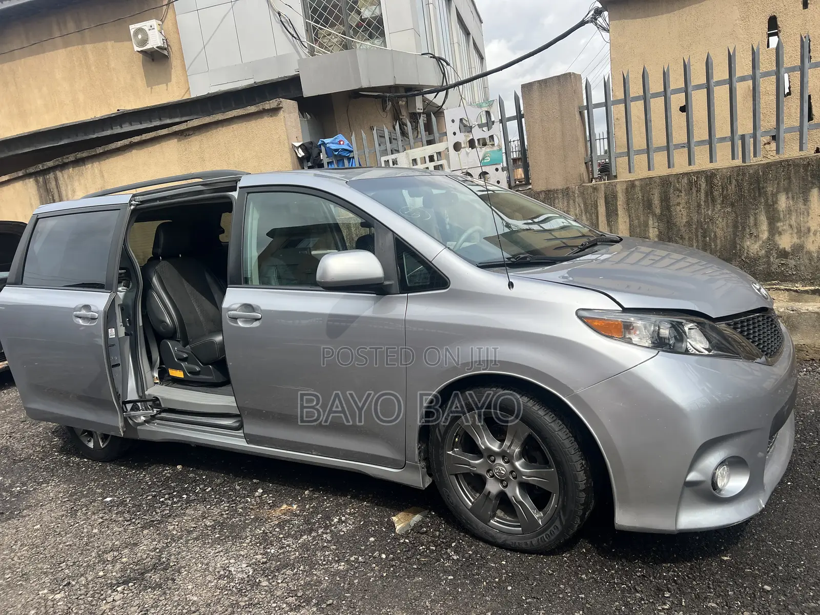 Toyota Sienna SE 8 Passenger 2012 Gray