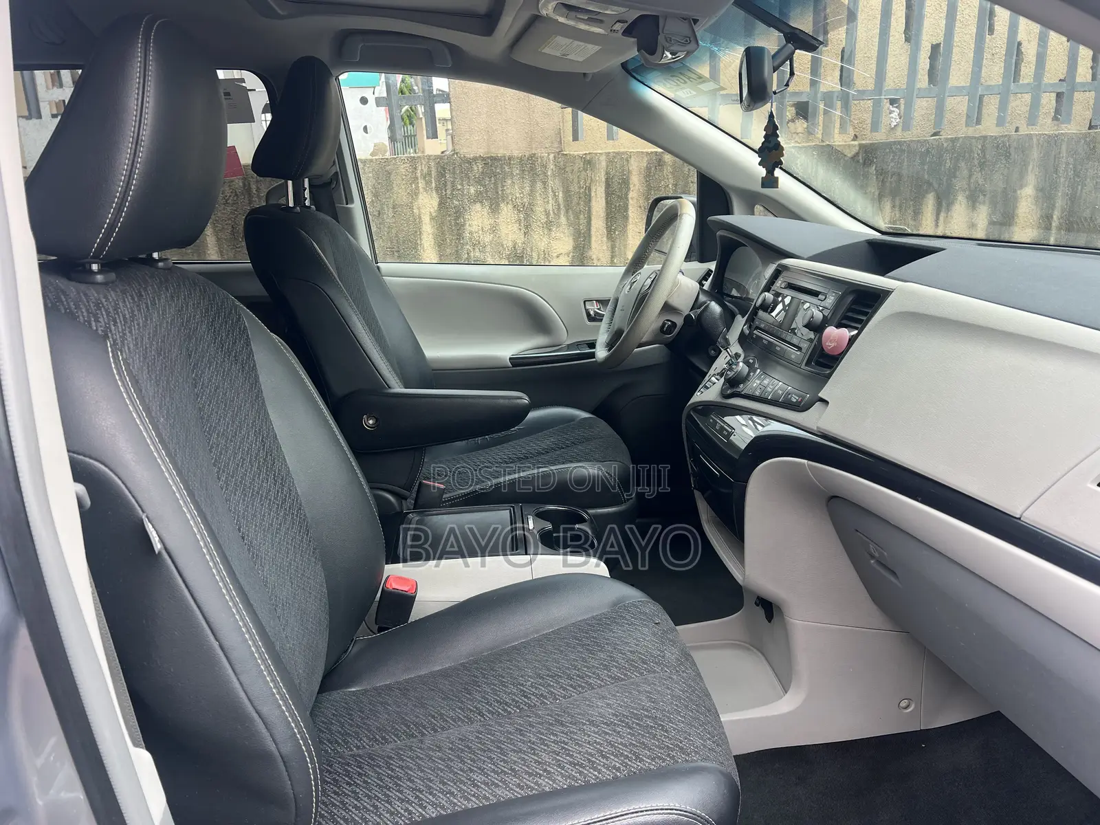 Toyota Sienna SE 8 Passenger 2012 Gray