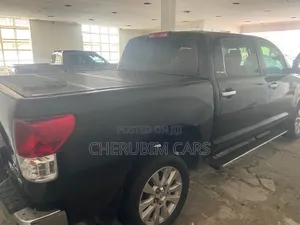 Toyota Tundra Platinum 5.7L V8 4x4 CrewMax 5.6 ft. box 145.7 in. WB