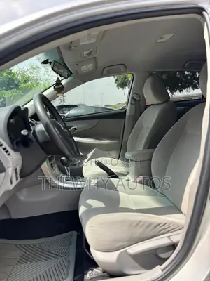 Toyota Corolla LE 4dr Sedan (1.8L 4cyl 4A) 2013 Silver