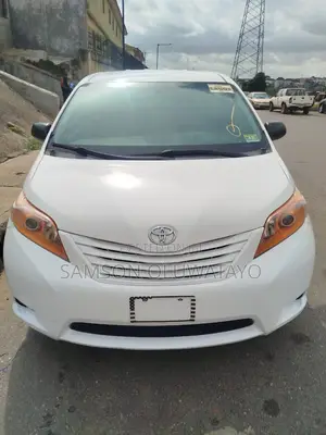 Toyota Sienna LE 7 Passenger Mobility (3.5L 6cyl 6A) 2016 White