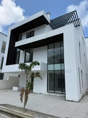 5bdrm Mansion in Lekki for sale