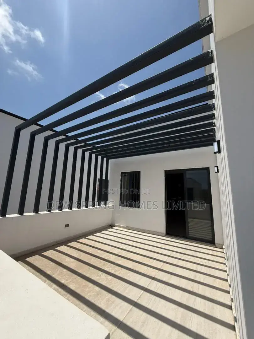 5bdrm Mansion in Lekki for sale
